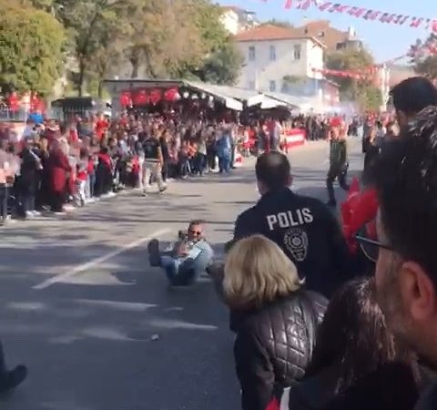 Cumhuriyet kutlamalarında kaza: Gösteri yapan motosikletli polis, 2 polise çarptı