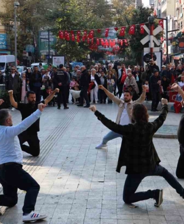Cumhuriyet’in 101. yılını zeybekle kutladılar