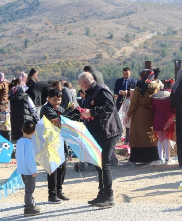 Cumhuriyetin 101’nci yılına özel çocuklara 101 adet uçurtma dağıtıldı