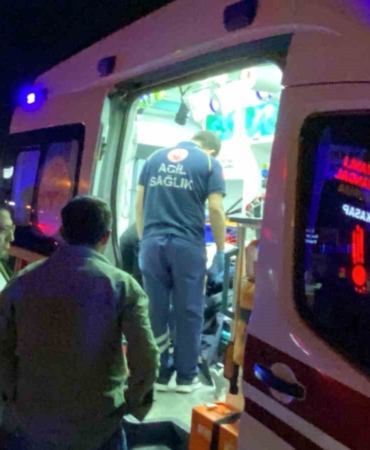 D-100’de motosiklet yayaya çarptı: 2 ağır yaralı