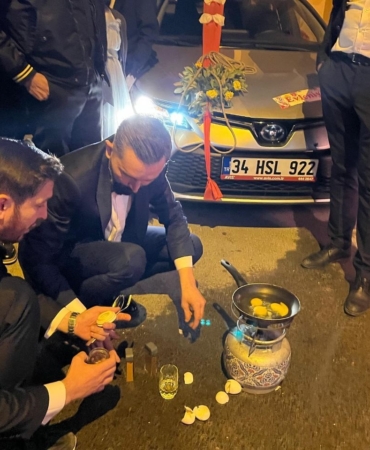 Damada düğün sonrası sürpriz yumurta pişirtip halatla araba çektirdiler...