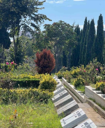 DNA incelemesi için 3 Ekim’de mezarı açılan Cem Garipoğlu’nun cenazesi, yeniden defnedilmek üzere Karacaahmet Mezarlığı’na getirildi.