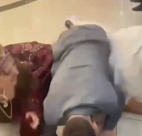 Düğünde çiçek kapma yarışına giren erkekler gelini yere düşürdü