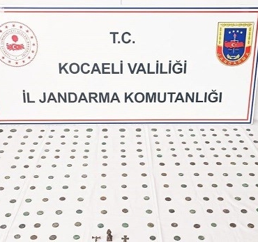 Durdurulan araçta tarihi eser niteliğinde obje ve sikkeler bulundu