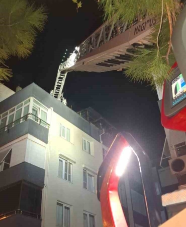 Edremit’te apartman sakinleri sabah yangınla uyandı
