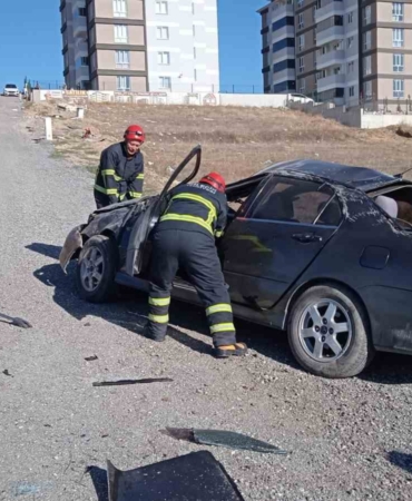 Ehliyetsiz sürücü takla atan otomobilde yaralandı