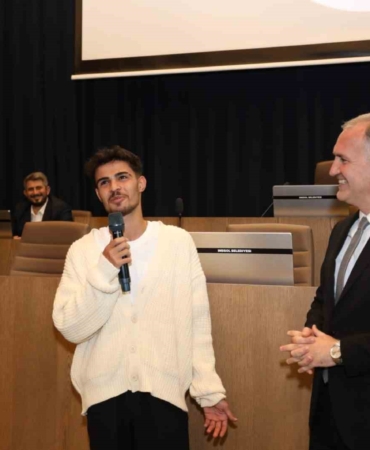 Elindeki çöpü cebine koyan genç ödüllendirildi