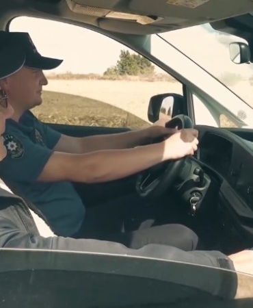 Emekli polis, kıyafetini giyerek devriyeye çıktı