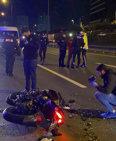 Esenler TEM Otoyolu’nda feci kaza... Motosiklet asfalt yenileme aracına çarptı: 1 ölü