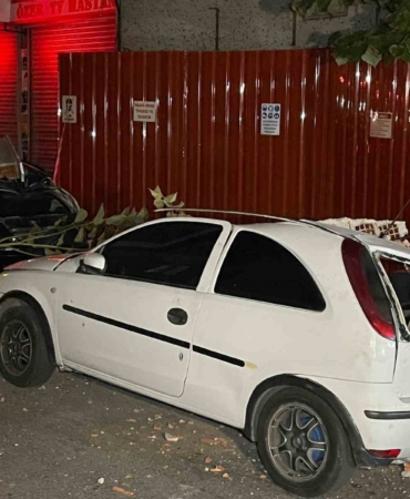 Esenler’de metruk binanın çatısı araçların üzerine çöktü