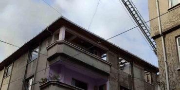 Esenler’de tadilat yapılan çatı alevlere teslim oldu: O anlar kamerada