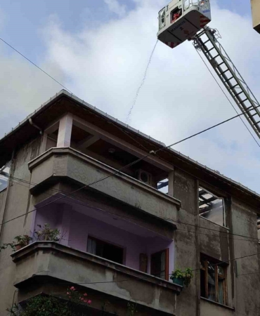 Esenler’de tadilat yapılan çatı alevlere teslim oldu: O anlar kamerada