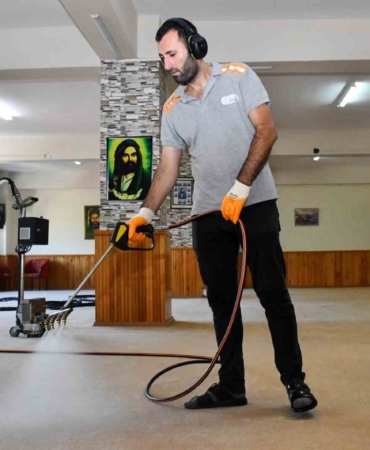 Esenyurt Belediyesi ibadethaneleri dip köşe temizliyor