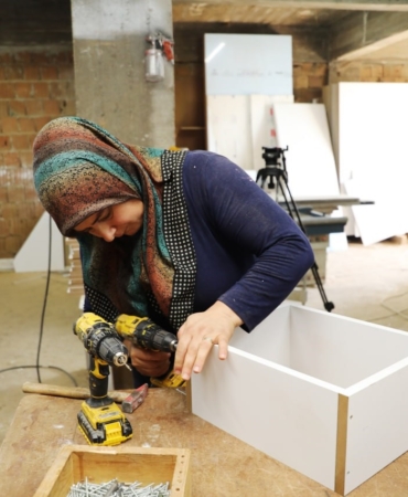 Eşine yardım için gittiği atölyede mobilya ustası oldu