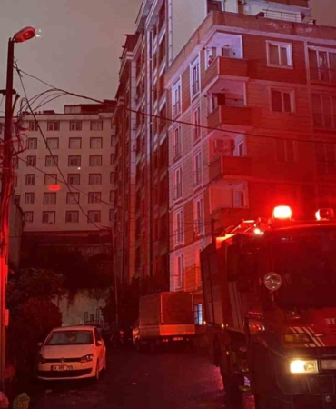 Eyüpsultan’da elektrik direği havai fişek gibi patladı