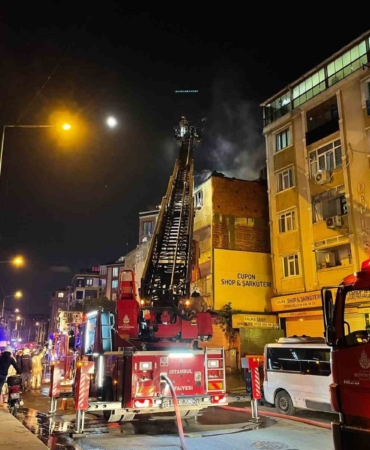 Eyüpsultan’da korkutan yangın: Apartmanın çatısı alev alev yandı