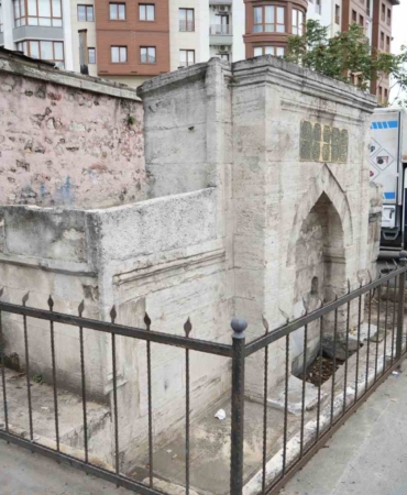 Eyüpsultan’da oto lastik dükkanı olarak kullanılan 400 yıllık yapı havadan görüntülendi