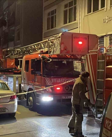 Fatih’te 4 katlı binanın bodrum katında yangın paniği