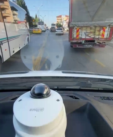 Fermuar sistemi ile ambulansa yol verildiği anlar kamerada