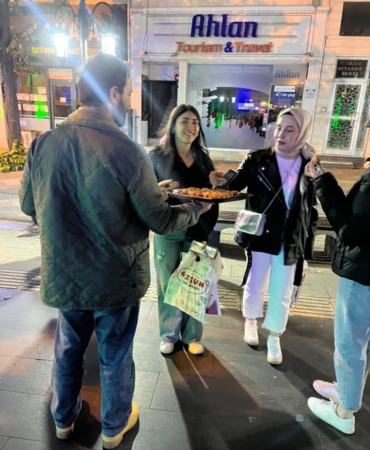 FETÖ elebaşı Gülen’in ölümü nedeniyle sokaklarda tatlı dağıttı