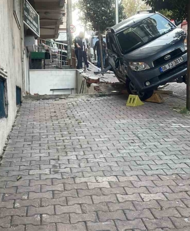 Fren yerine gaza bastı, otomobil devrildi: Öğrenciler aracın altında kalmaktan son anda kurtuldu