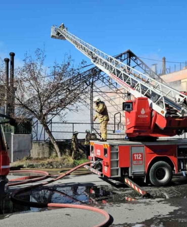 Gaziosmanpaşa’da korkutan yangın: Dumanlar kilometrelerce uzaktan görüldü
