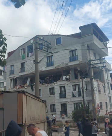 Gebze’de bir binada patlama meydana geldi