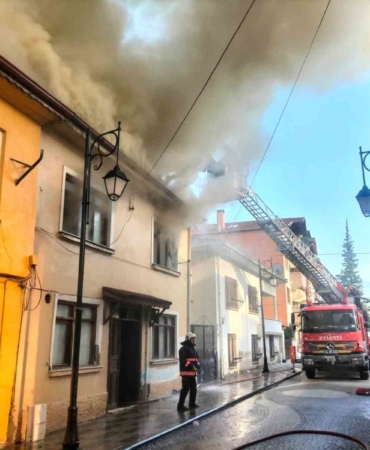 Geyve’de evde çıkan yangını yakınındaki 2 eve sıçradı: Mahsur kalan 2 çocuğu itfaiye kurtardı