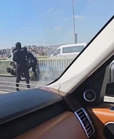 Haliç Köprüsü’nde polis, intihar girişimini böyle engelledi