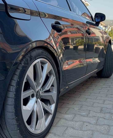 Hava süspansiyon fiyatını duyunca, çareyi bagajına parke taşı yüklemekte buldu