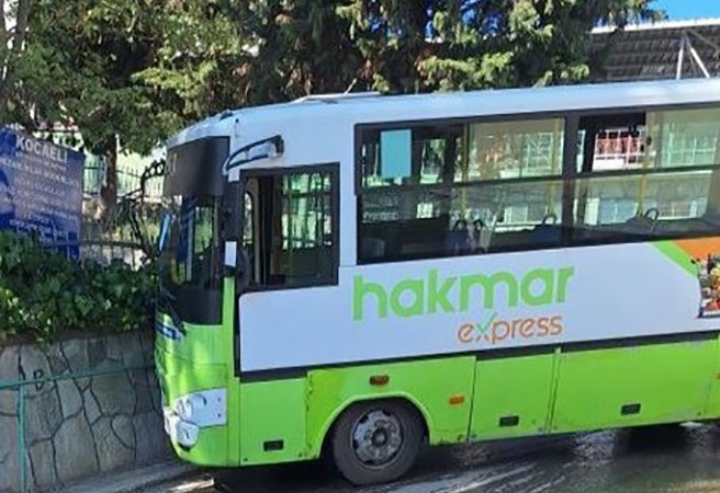 İçinde yolcuların olduğu özel halk otobüsü duvara çarptı