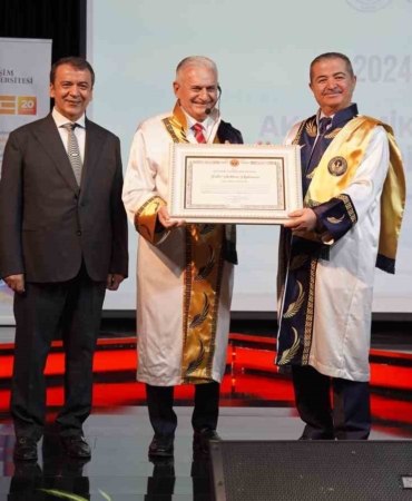 İGÜ, Binali Yıldırım’a Fahri Doktora Diploması tevcih etti