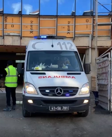 İnşaatta ayağı takılan işçi merdivenlerden düşerek yaralandı