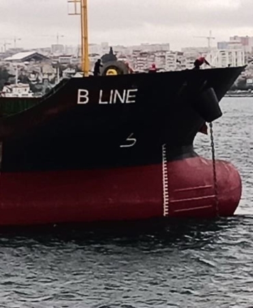 İstanbul Boğazında makine arızası yapan kuru yük gemisi Ahırkapı’ya çekildi