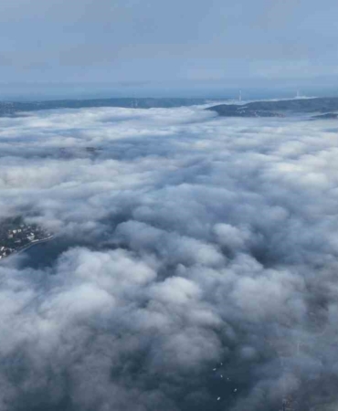 İstanbul’da iki yaka arasındaki sis bulutu kartpostallık görüntü oluşturdu