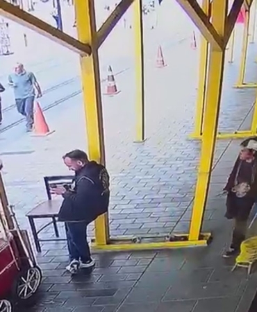 İstiklal Caddesi’nde polise bıçaklı saldırı