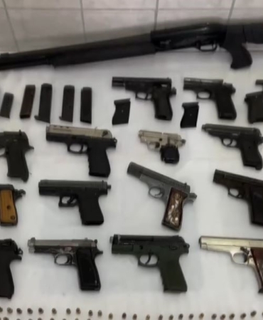 Jandarma elini nereye attıysa silah ve alkol çıktı