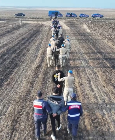 Kaçak göçmenlerin tarlada yakalanma anı dron kamerasında