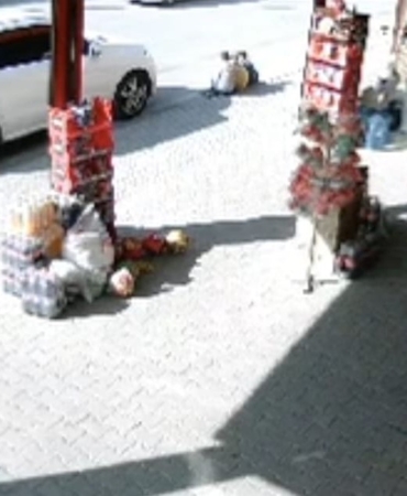 Kaldırımda oturan çocuğun ayağını ezdi