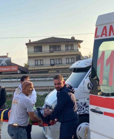 Kamyonete çarpan otomobilin sürücüsü ağır yaralandı