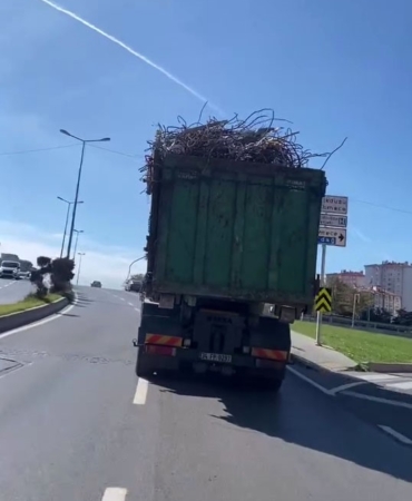 Kasasından dışarı taşan demirle seyreden kamyon kamerada