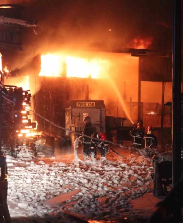 Kauçuk fabrikasında başlayan yangın beraberinde 4 iş yerini daha kül etti