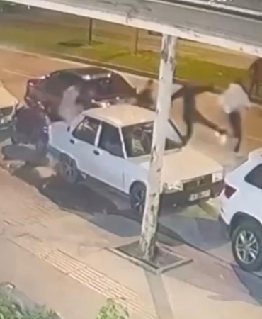 Kavgadan kaçarken çelme takılarak düşürüldü, üzerinden otomobil geçti: O anlar kamerada