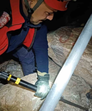 Kayalıklara sıkışan yavru köpek itfaiye tarafından kurtarıldı