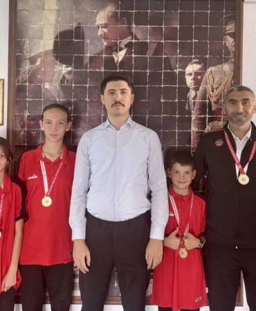Kaymakam Kahraman dereceye giren sporcuları makamında ağırladı