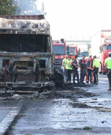 Kazada alev topuna dönen tırda ağır yaralanan sürücü 15 gün sonra hayatını kaybetti
