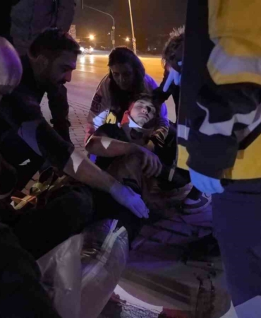 Kazada yaralanan oğlunu gören anne gözyaşı döktü