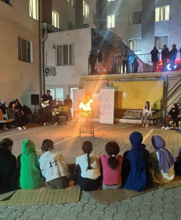 Kente yeni gelen öğrencilere sıcak karşılama