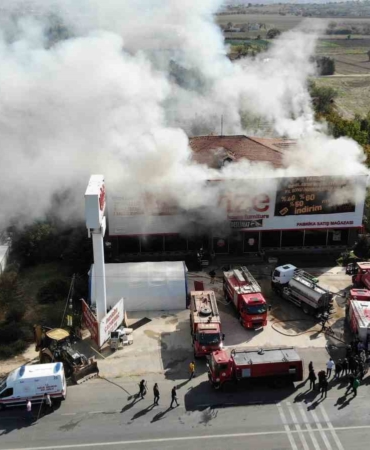 Kırklareli’nde mobilya mağazasında çıkan yangına müdahale sürüyor: Yangın havadan görüntülendi