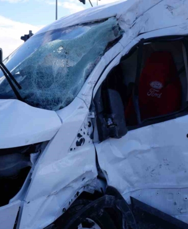 Kırmızı ışık ihlali yapan tırın sebep olduğu kaza güvenlik kamerasına yansıdı